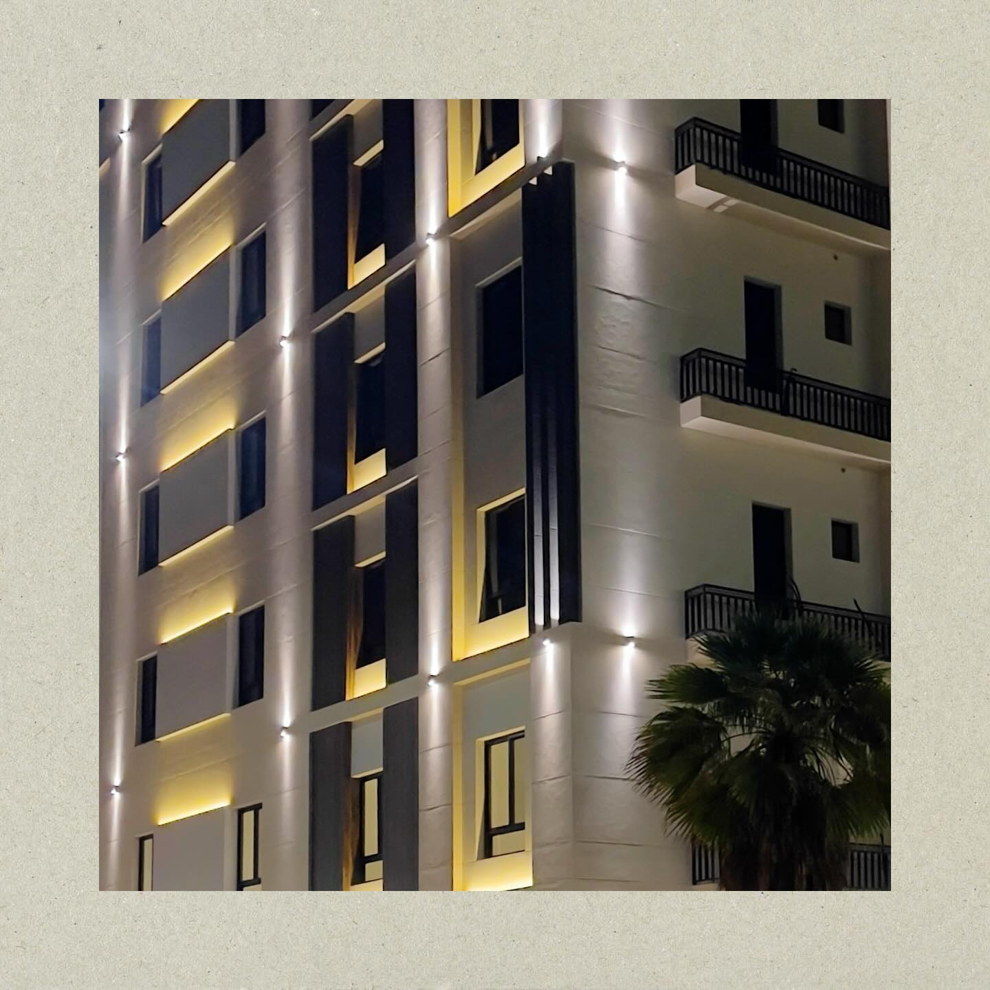 مبنى مشروع مشروع البنيان الاولى ٢٢٧ | ٢٢٨ ليلاً مع الإضاءة الخارجية